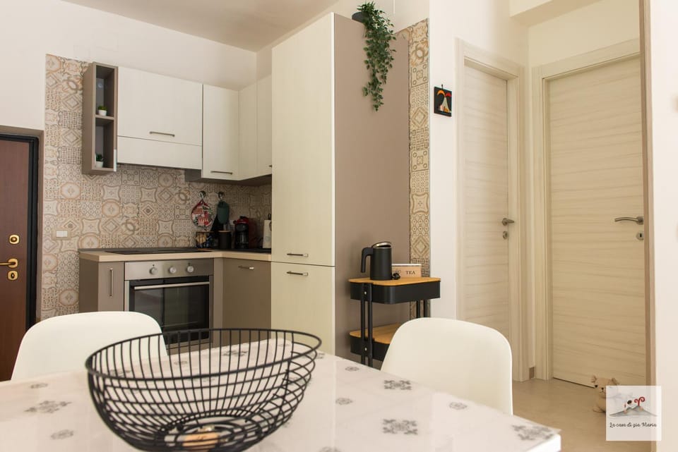 Kitchen or kitchenette, Dining area, oven, stove