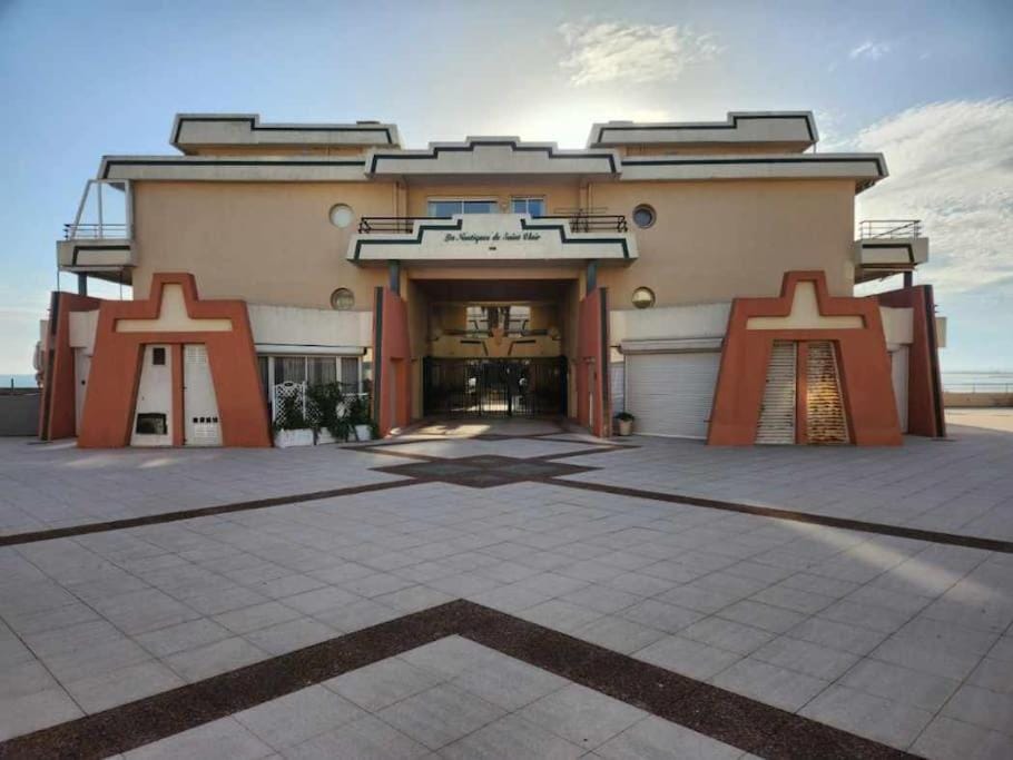 Property building, Facade/entrance, Day