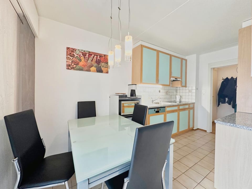 Kitchen or kitchenette, Dining area, stove