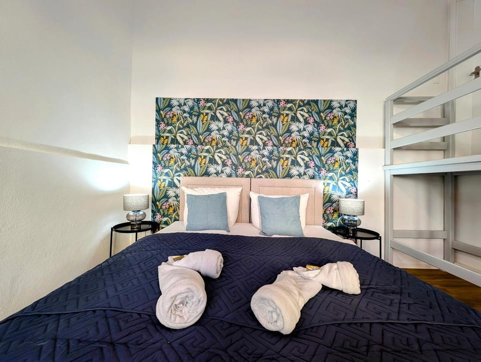 Bed, Photo of the whole room, Bedroom, towels