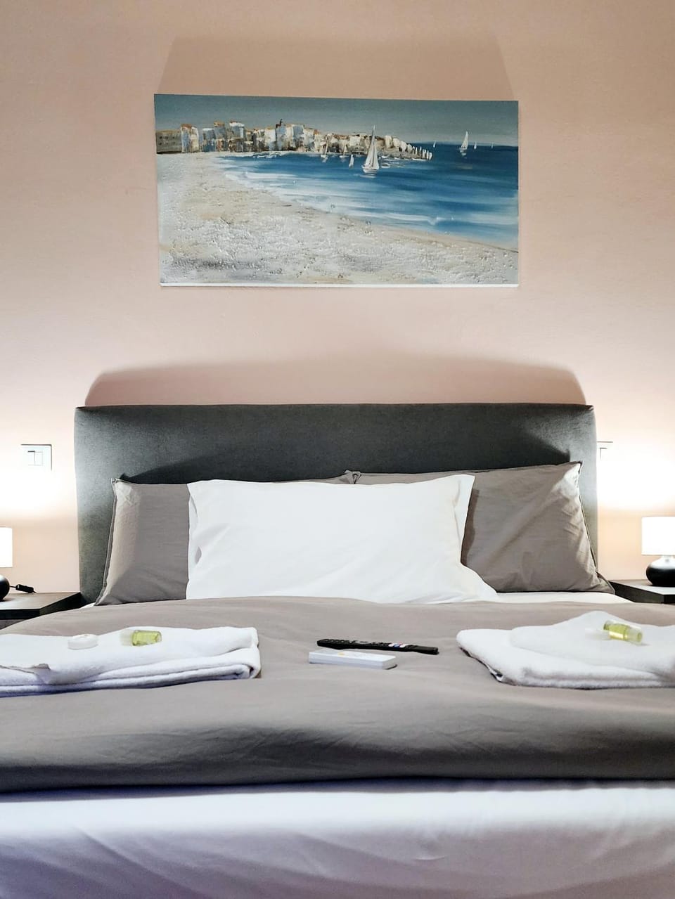 Bed, Bedroom, towels