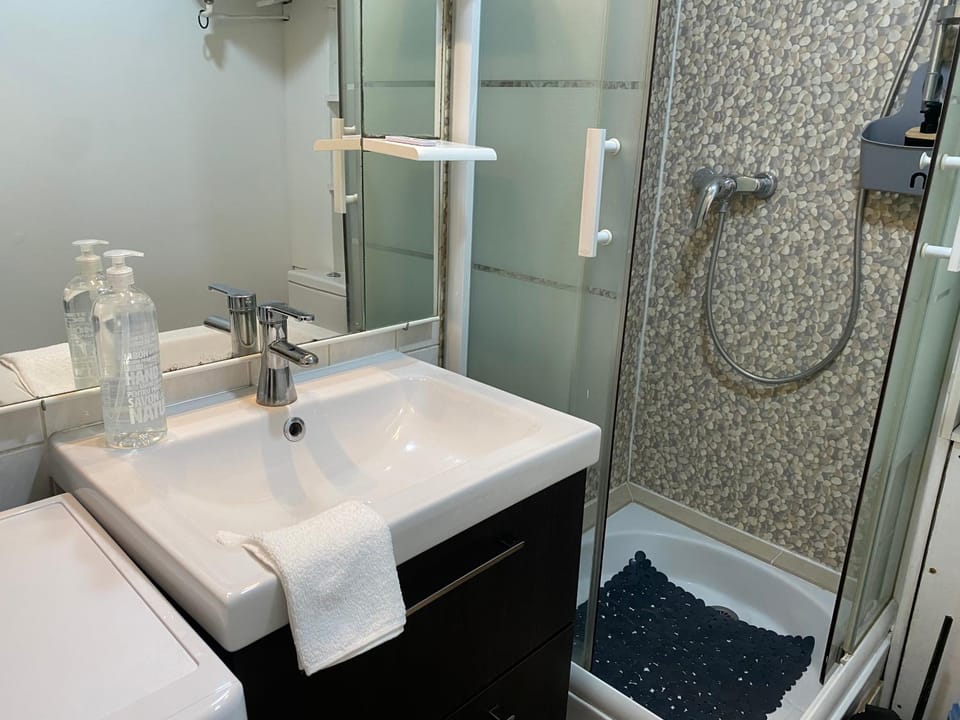 Shower, Toilet, towels