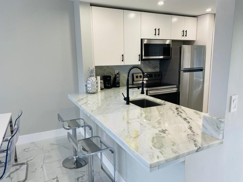 Stylish 1BR 2BA Condo 1Block to Aventura Mall Apartment in Aventura