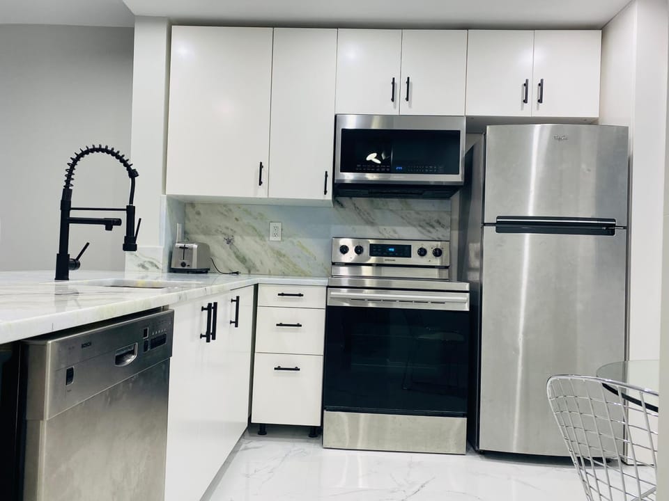 Stylish 1BR 2BA Condo 1Block to Aventura Mall Apartment in Aventura
