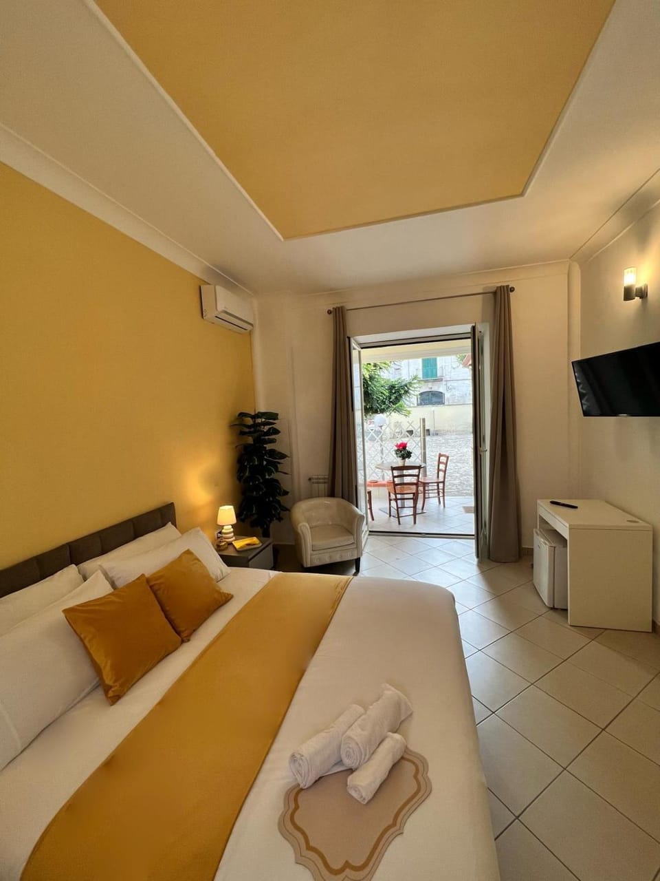 Bed, Photo of the whole room, Bedroom, air conditioner