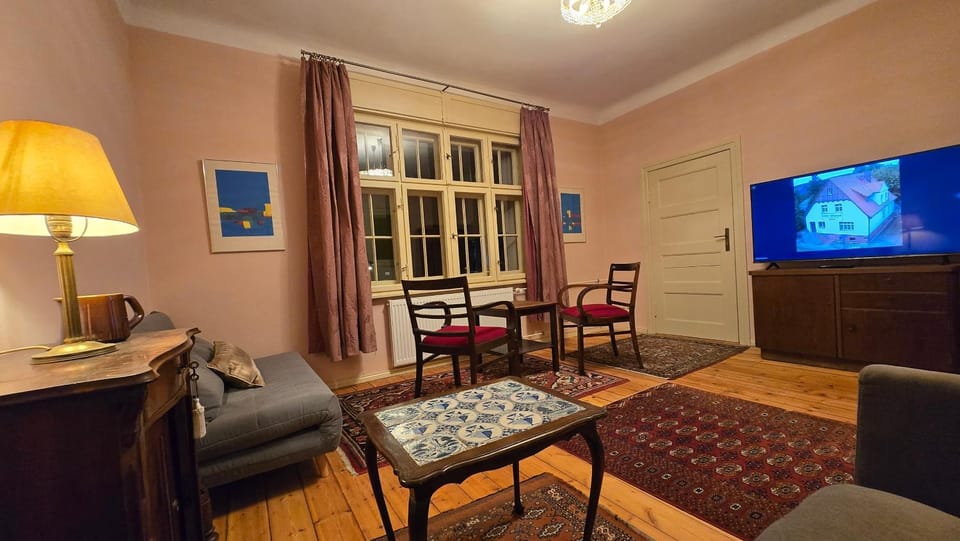 TV and multimedia, Living room, Seating area, Evening entertainment