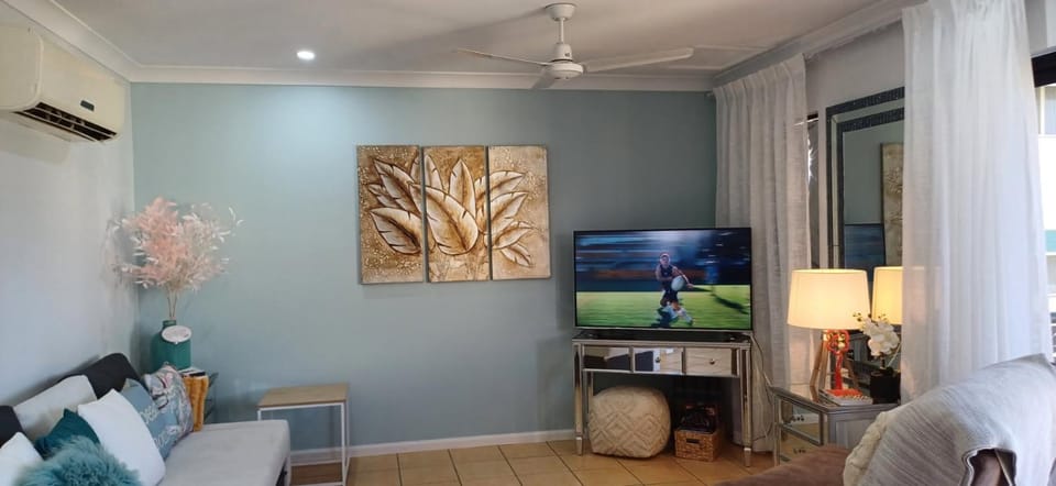 Stay on the Strand, Townsville, one bedroom apartment on the third floor, free secured parking Apartment in Townsville