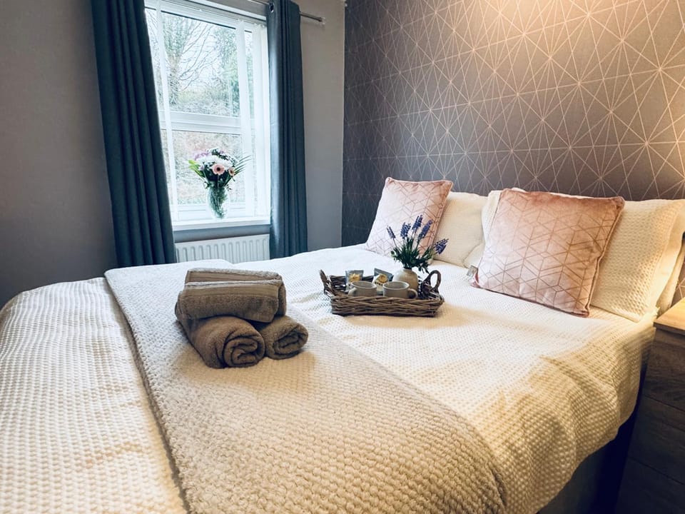 Bed, Photo of the whole room, Bedroom, towels