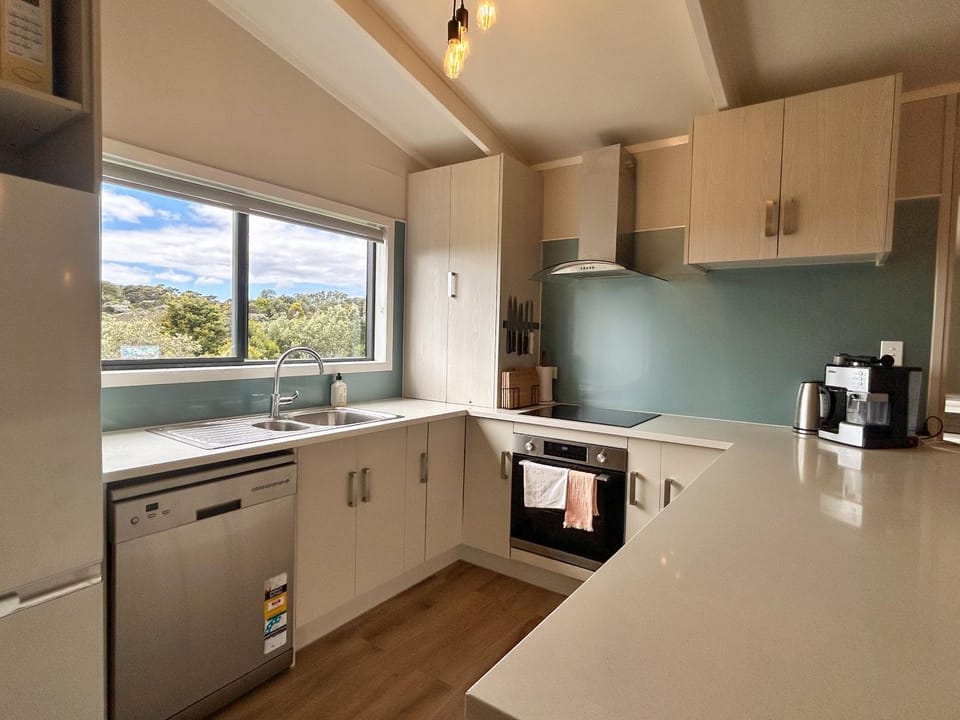 Coffee/tea facilities, Kitchen or kitchenette, dishwasher, oven, stove, toaster
