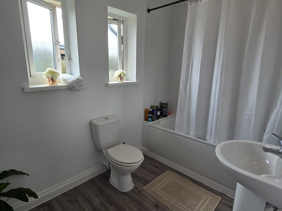 Heathrow, Hounslow, Beautiful Modern Home Bed and Breakfast in Hounslow
