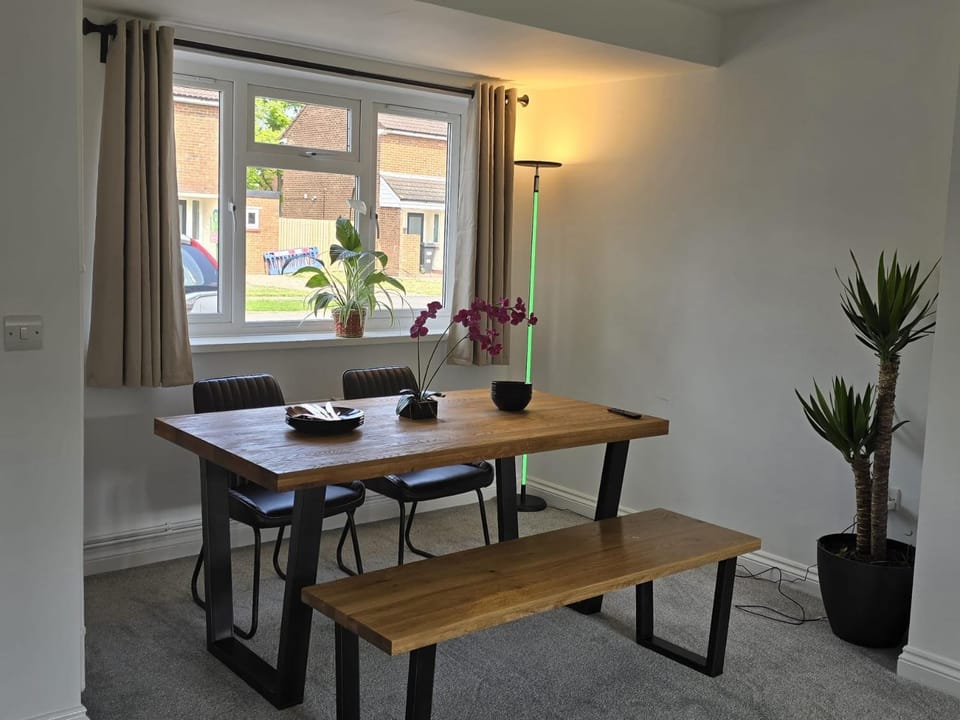 Heathrow, Hounslow, Beautiful Modern Home Bed and Breakfast in Hounslow
