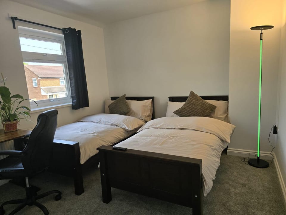 Heathrow, Hounslow, Beautiful Modern Home Bed and Breakfast in Hounslow