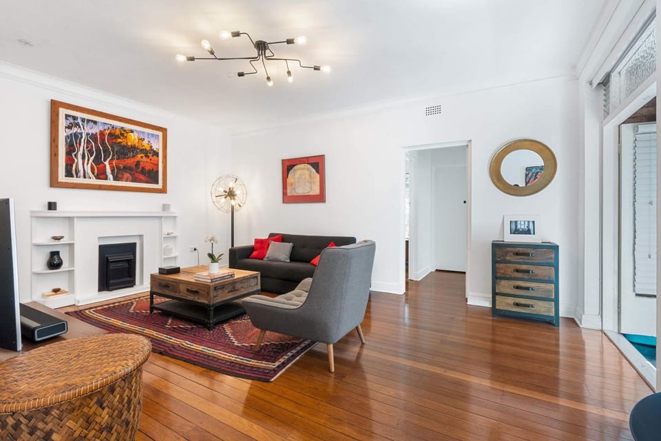 Art-Deco Gem in Midlothian Opposite Beach Apartment in Sydney