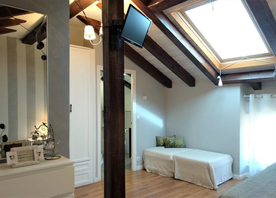 Photo of the whole room, Bedroom
