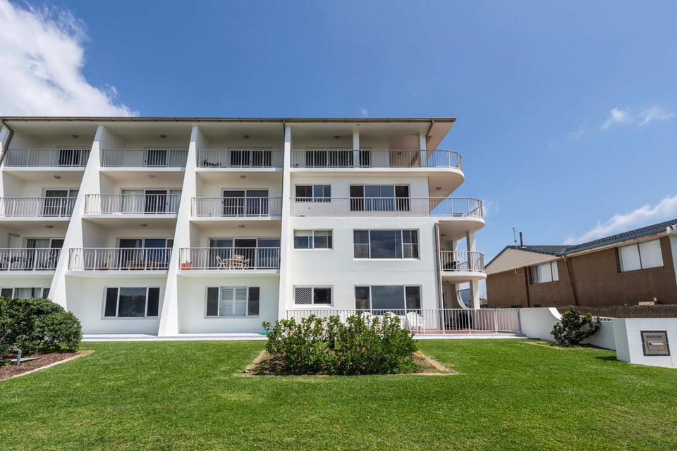Pippi Beach Penthouse - Oceanstays - Pool & Beachfront Apartment in Yamba