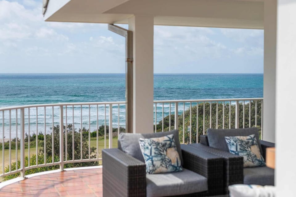 Pippi Beach Penthouse - Oceanstays - Pool & Beachfront Apartment in Yamba