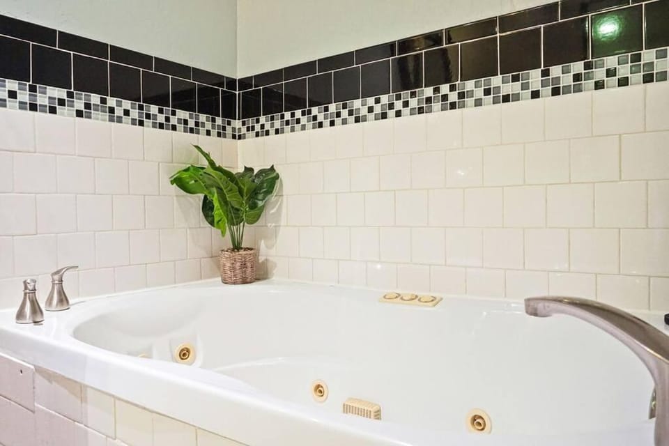 Loveshack Studio & Bathtub near the Plaza District House in Oklahoma City