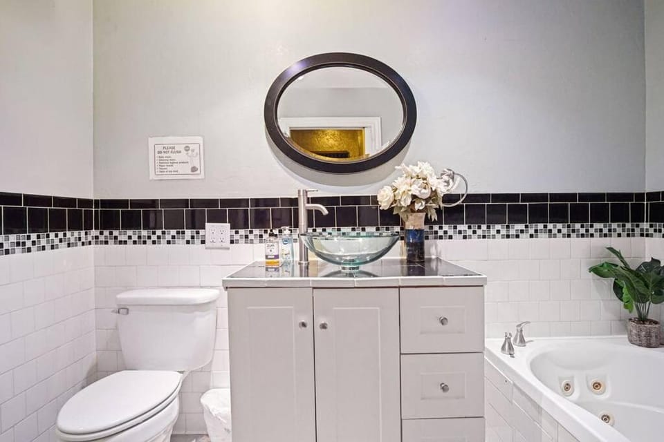 Loveshack Studio & Bathtub near the Plaza District House in Oklahoma City