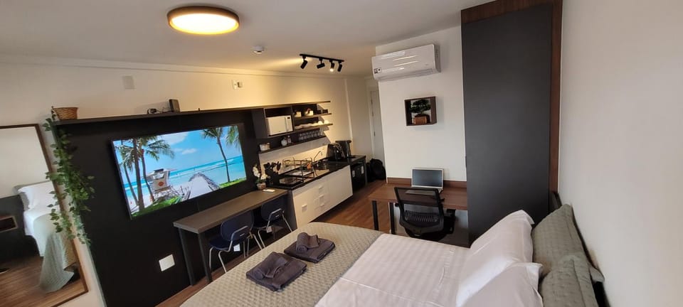 Bed, TV and multimedia, Photo of the whole room, Bedroom