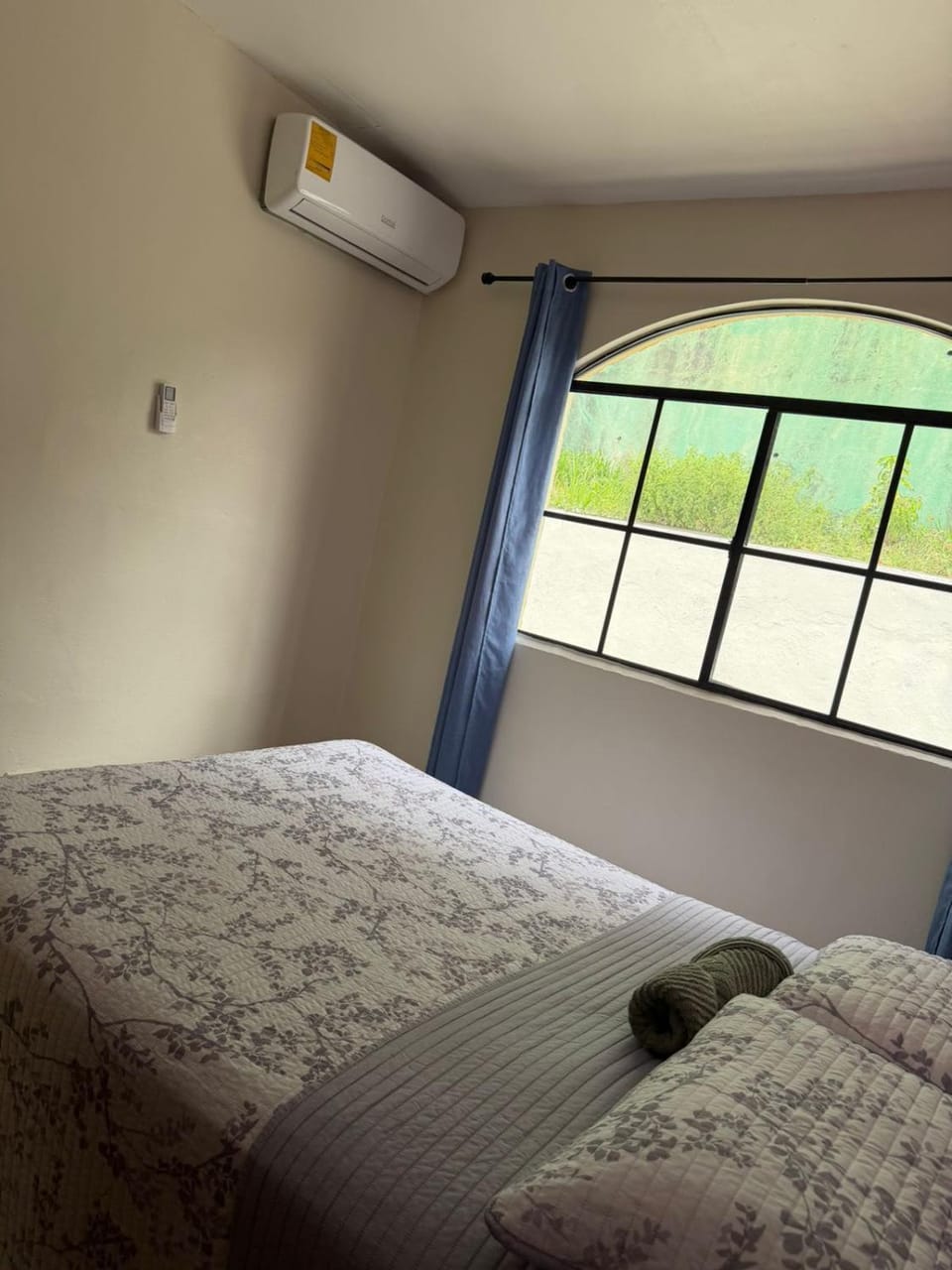 Bed, Photo of the whole room, air conditioner