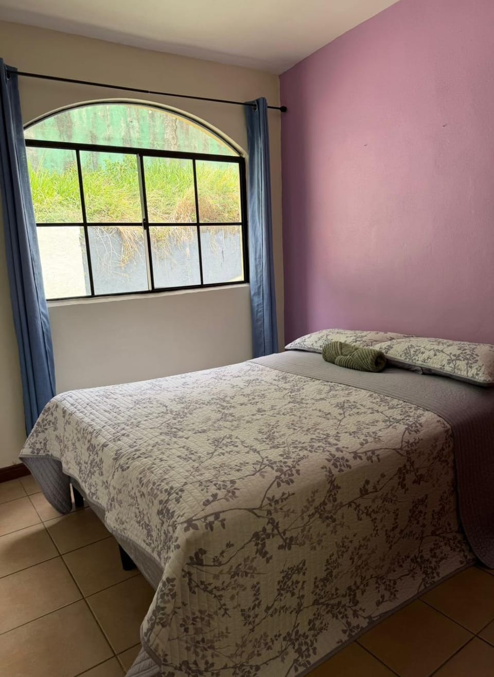 Photo of the whole room, air conditioner