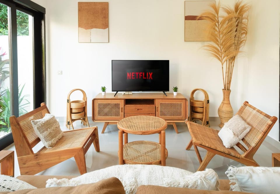 Communal lounge/ TV room, Communal lounge/ TV room, TV and multimedia, Living room, Seating area, Evening entertainment