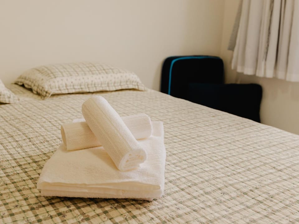 Bed, Bedroom, towels