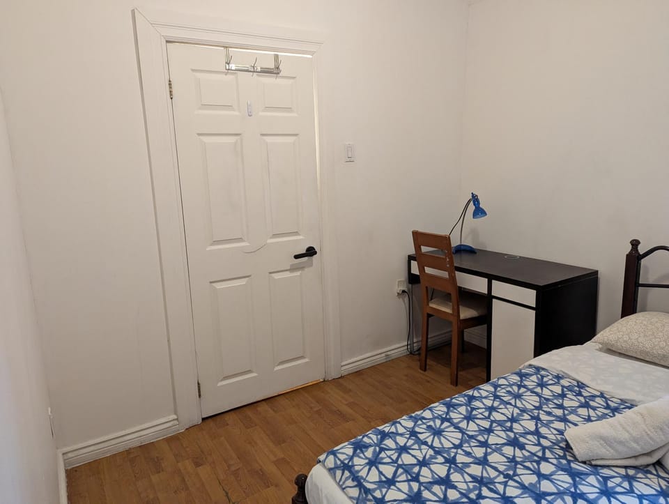 Delightful room near Metro Monk station with Self Check-in Bed and Breakfast in Montreal