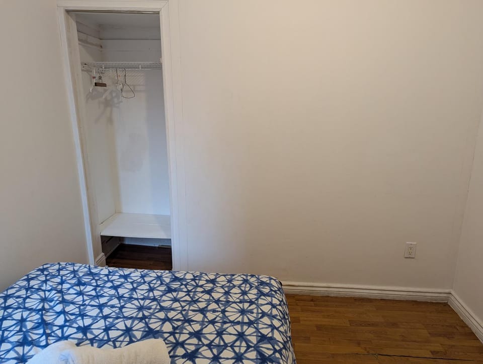 Delightful room near Metro Monk station with Self Check-in Bed and Breakfast in Montreal