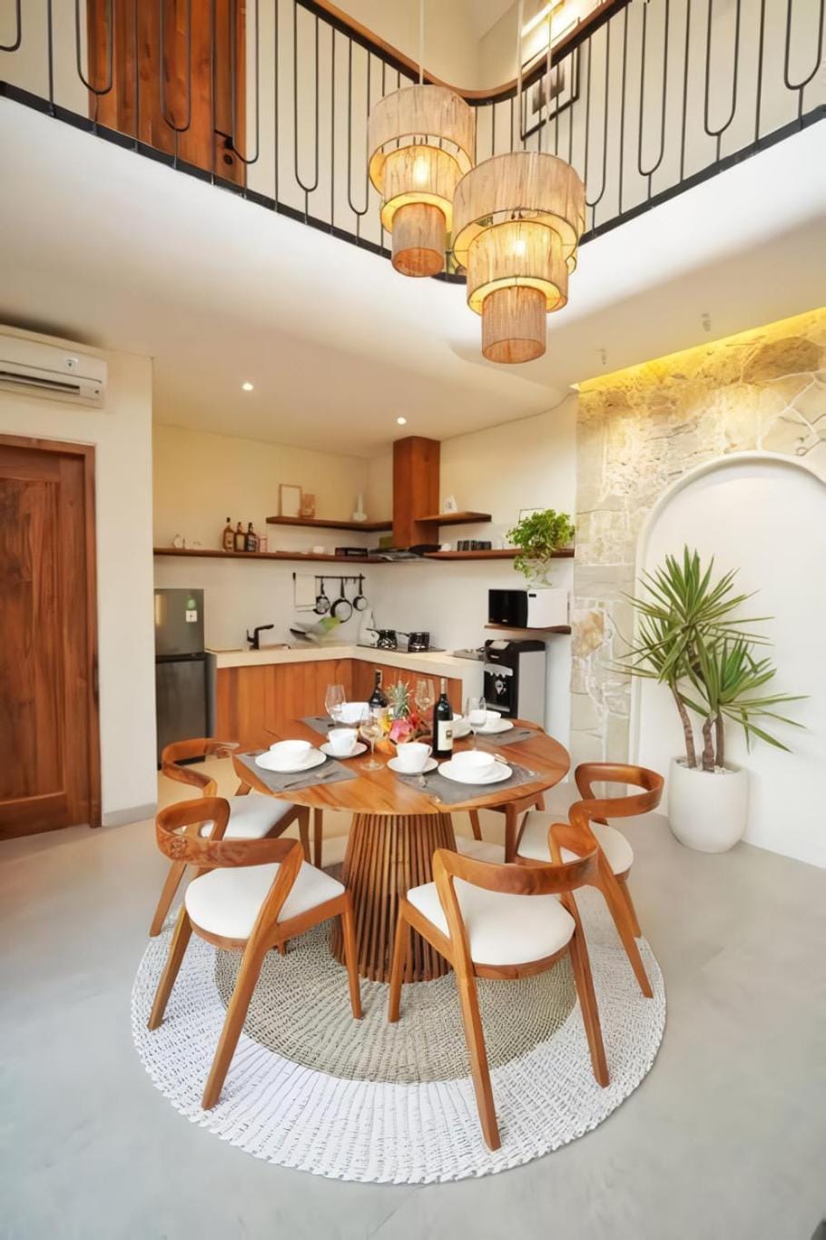 Kitchen or kitchenette, Dining area, stove
