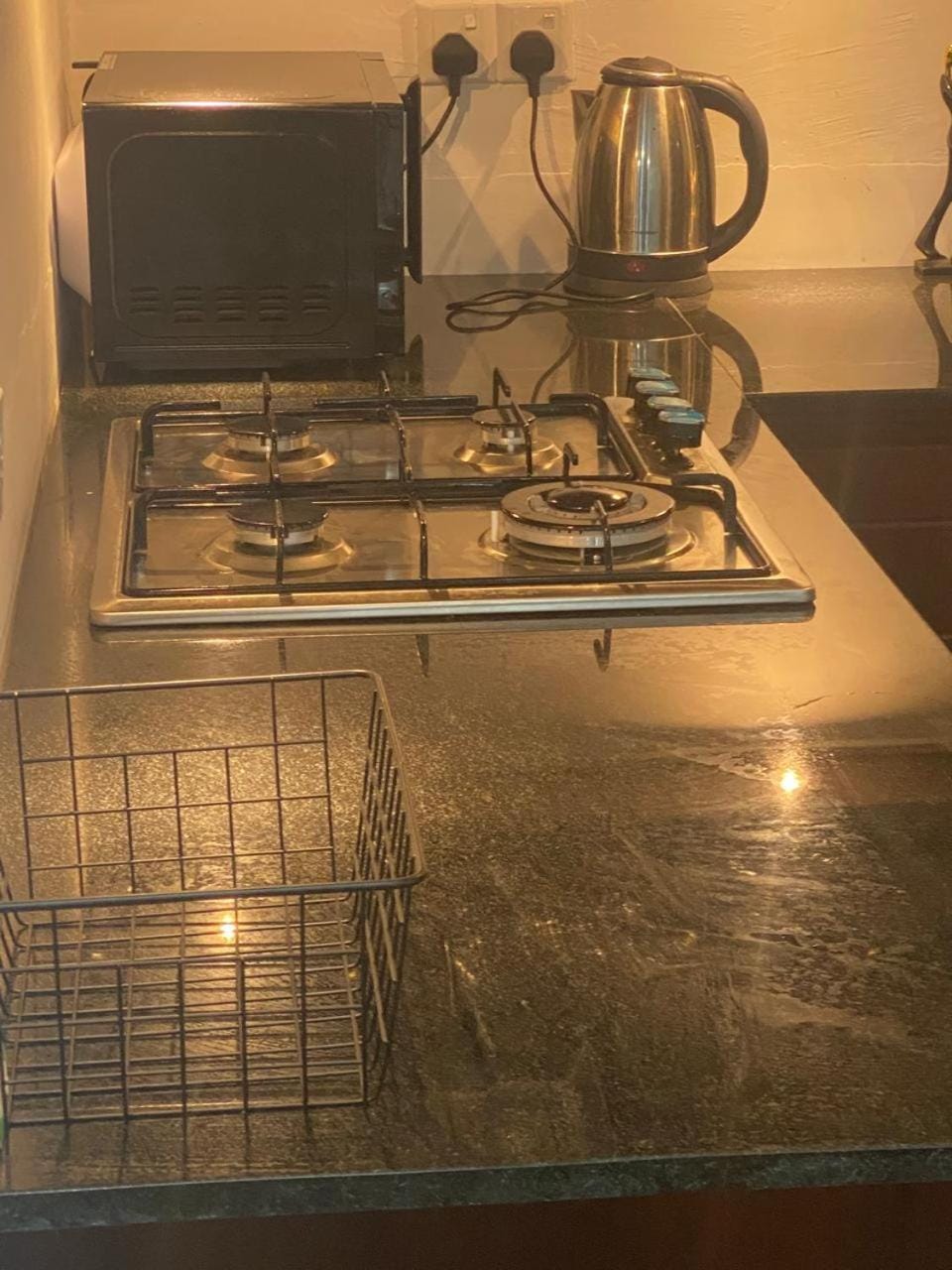 Coffee/tea facilities, Kitchen or kitchenette, stove