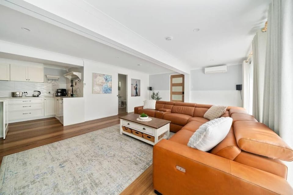 Spacious Home, Pool, Sauna fits 10ppl House in Brisbane