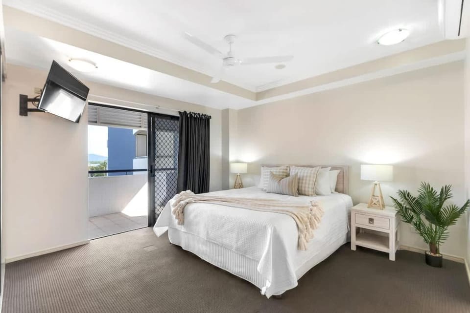 Madison Magic - Waterfront Balcony Haven with Pool Apartment in Cairns