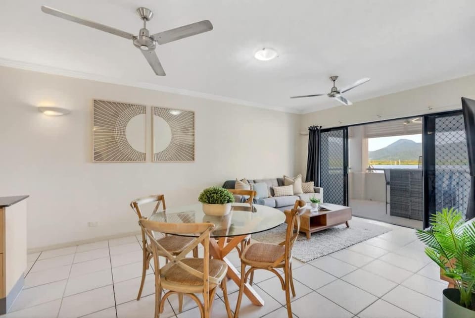 Madison Magic - Waterfront Balcony Haven with Pool Apartment in Cairns