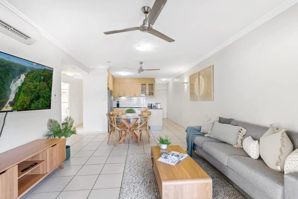 Madison Magic - Waterfront Balcony Haven with Pool Apartment in Cairns