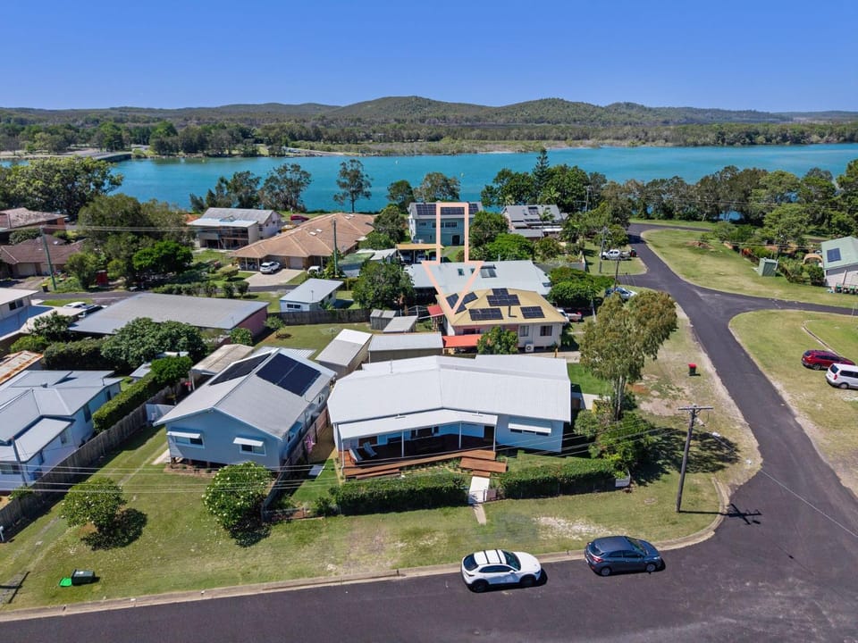 Neighbourhood, Bird's eye view, Location