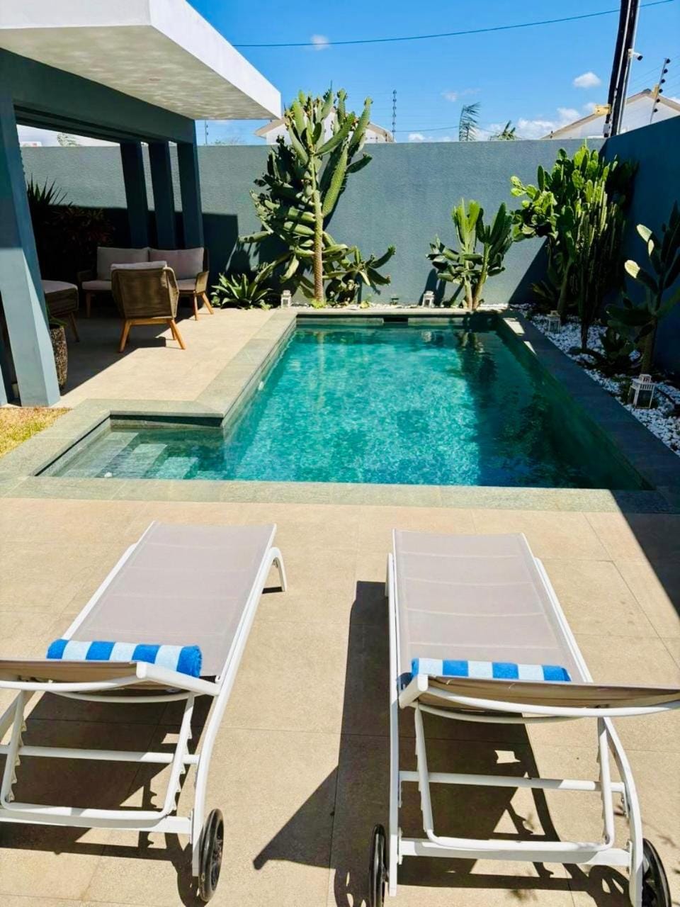 Swimming pool, sunbed