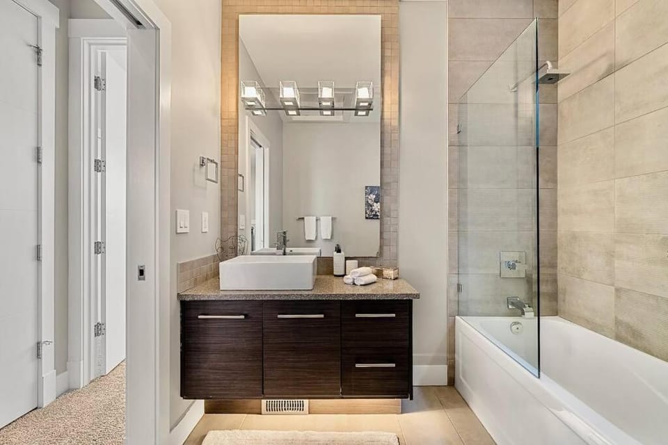 Luxury Cityscape Retreat with Hot Tub House in Calgary