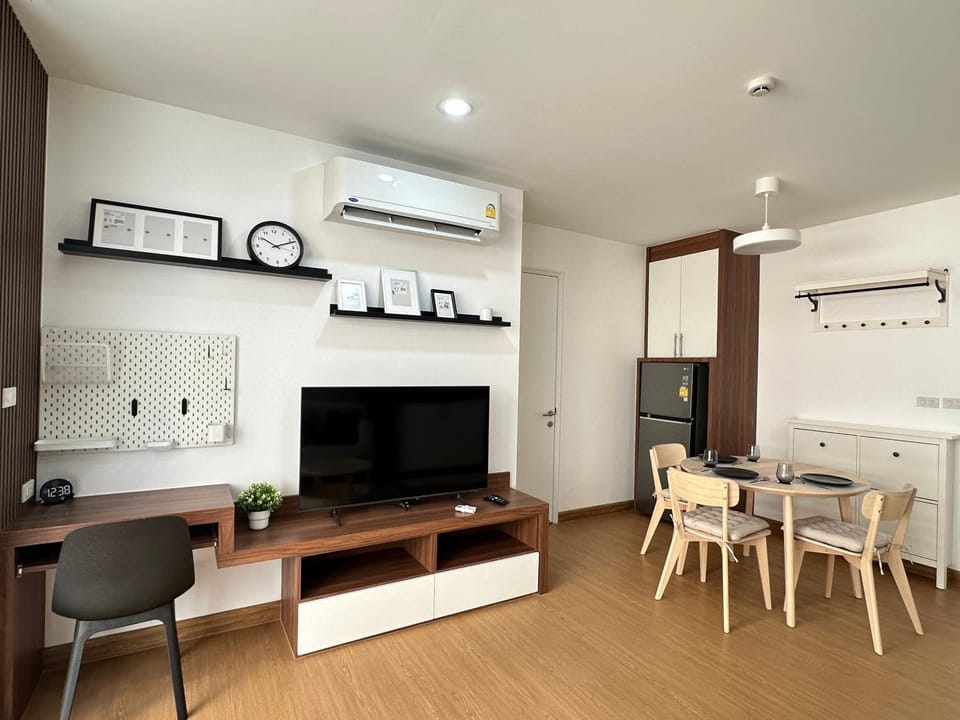 TV and multimedia, Living room, Seating area, Dining area, air conditioner