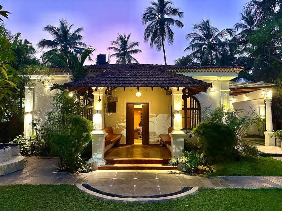 Property building, Facade/entrance, Garden, Garden view