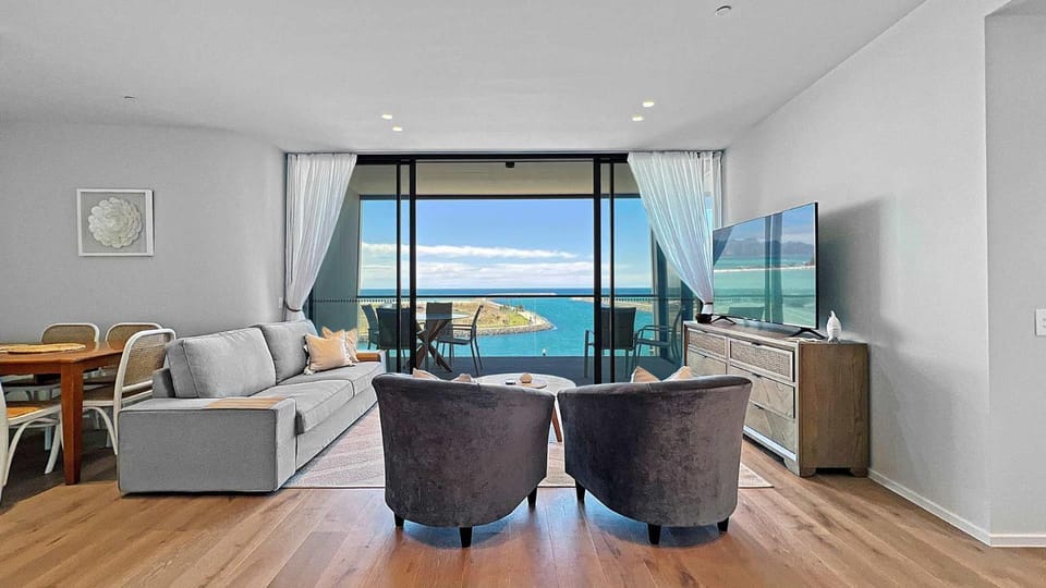 Natural landscape, TV and multimedia, Seating area, Dining area, Sea view