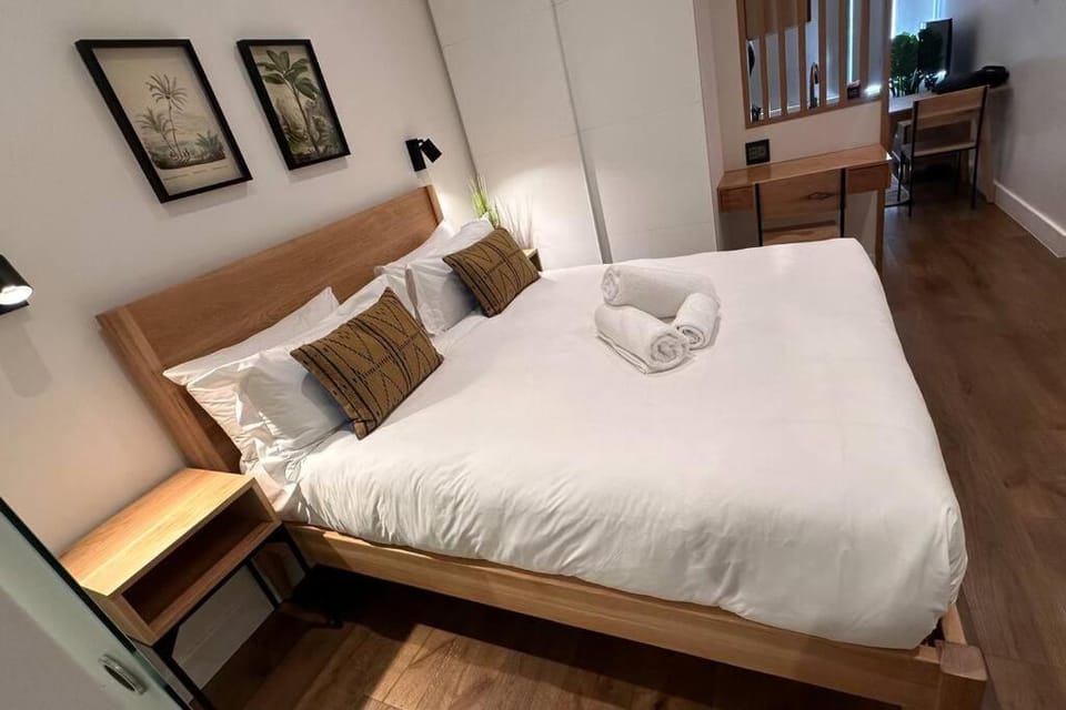Bed, Bedroom, towels