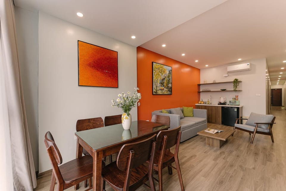 Kitchen or kitchenette, Living room, Seating area, Dining area