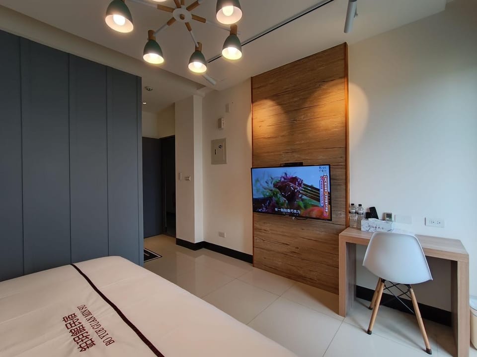 Bed, TV and multimedia, Photo of the whole room, Bedroom