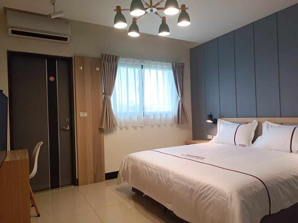 Bed, Photo of the whole room, Bedroom, air conditioner