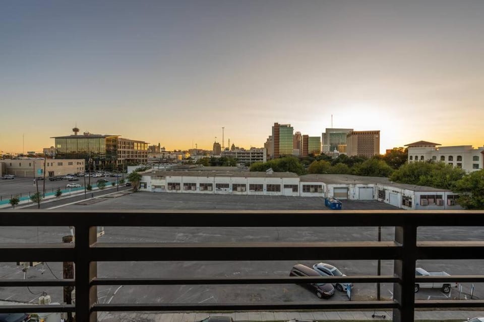 Stunning Top Floor 2 Bdrm 2 Bath City View Apt King Bed Free Parking Pool Gym Apartment in San Antonio