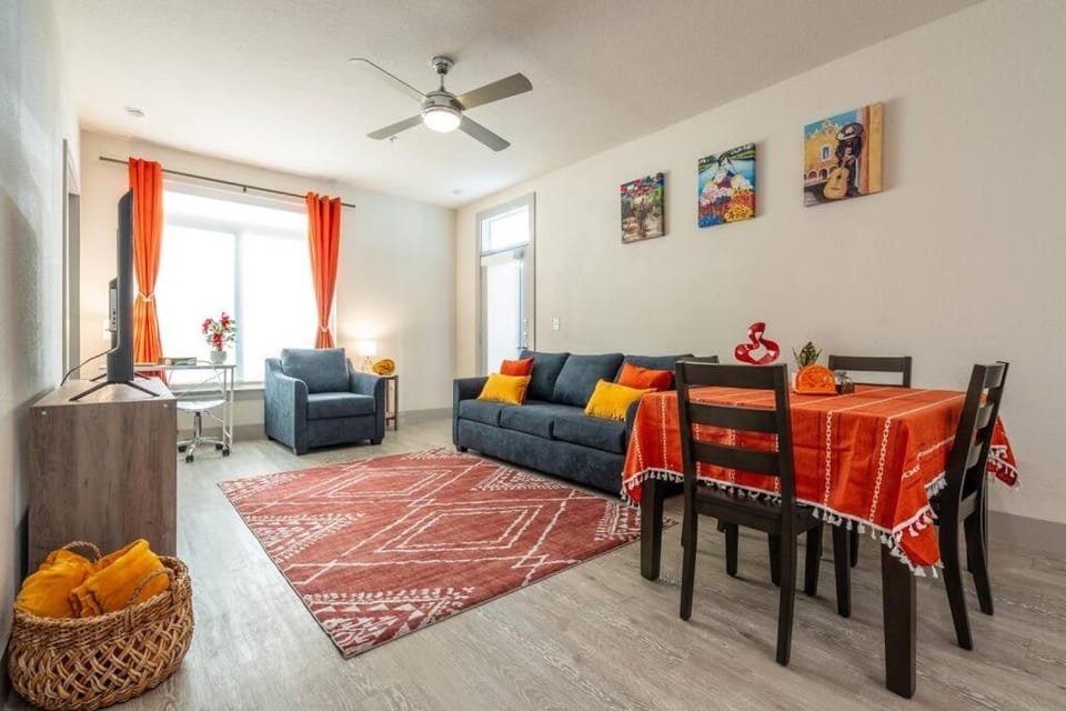 Stunning Top Floor 2 Bdrm 2 Bath City View Apt King Bed Free Parking Pool Gym Apartment in San Antonio