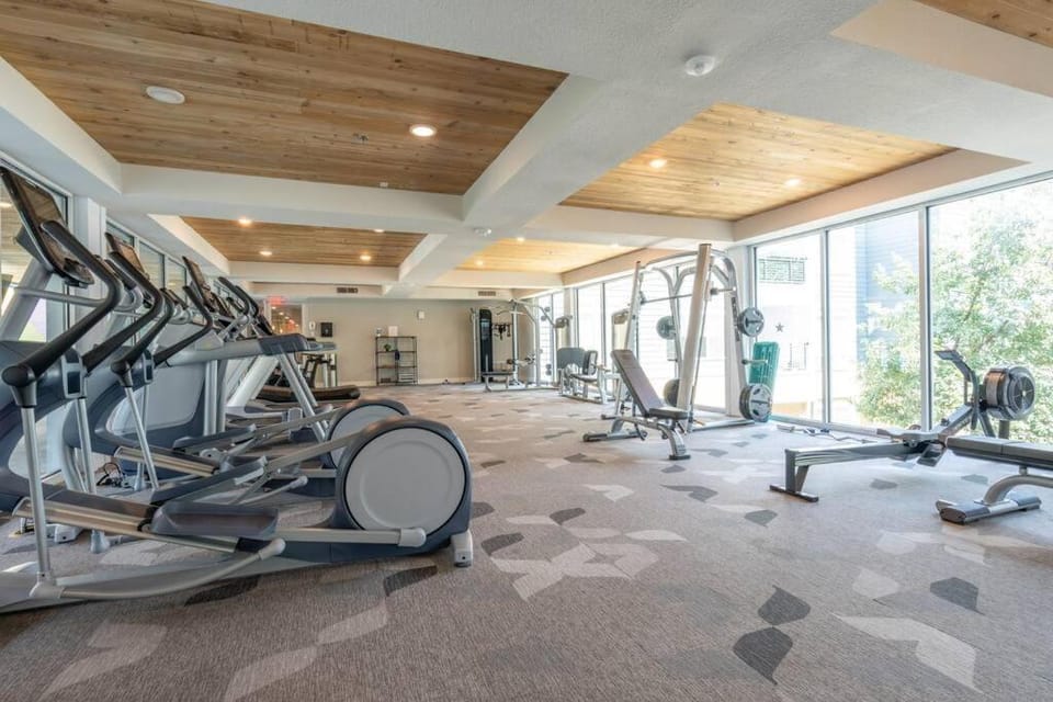 Stunning Top Floor 2 Bdrm 2 Bath City View Apt King Bed Free Parking Pool Gym Apartment in San Antonio