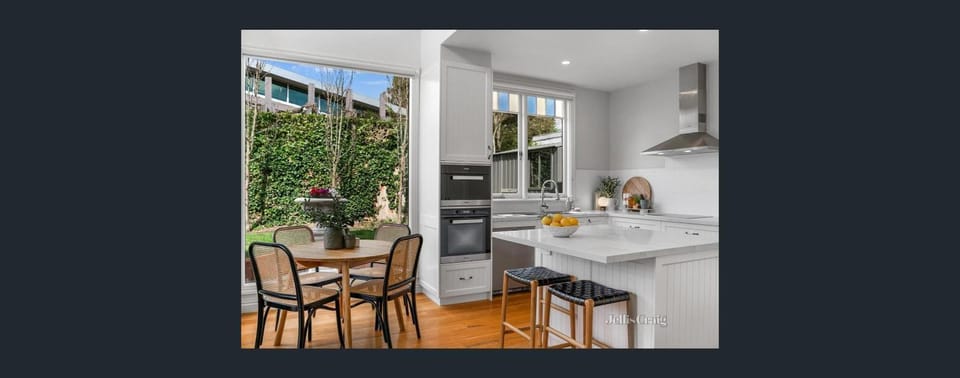 Kitchen or kitchenette, Dining area, oven