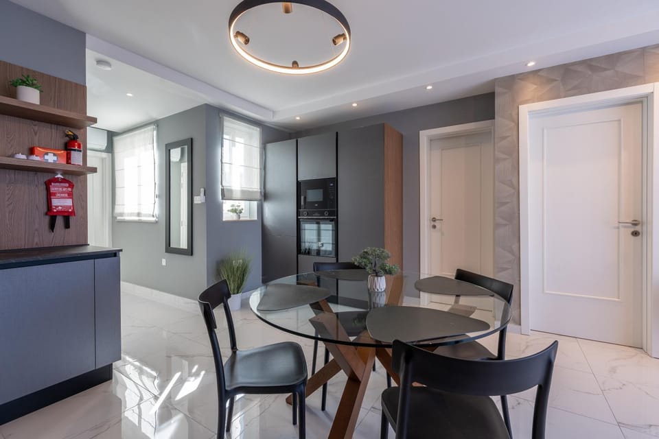 Kitchen or kitchenette, Dining area, oven
